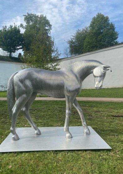 Ocelová socha Kůň v Tyršových sadech v Pardubicích
